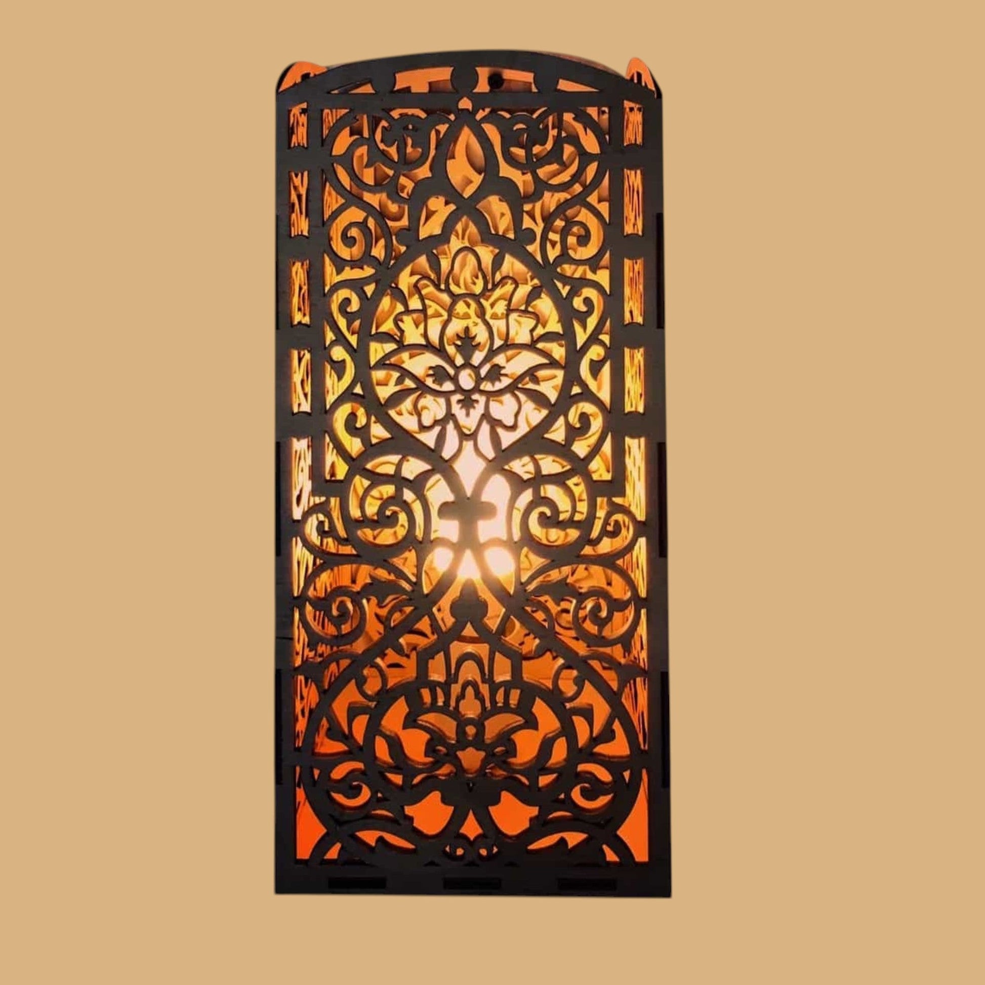 Lumière d’Arabesque – Lanterne murale en bois ajouré CREAFAMAX